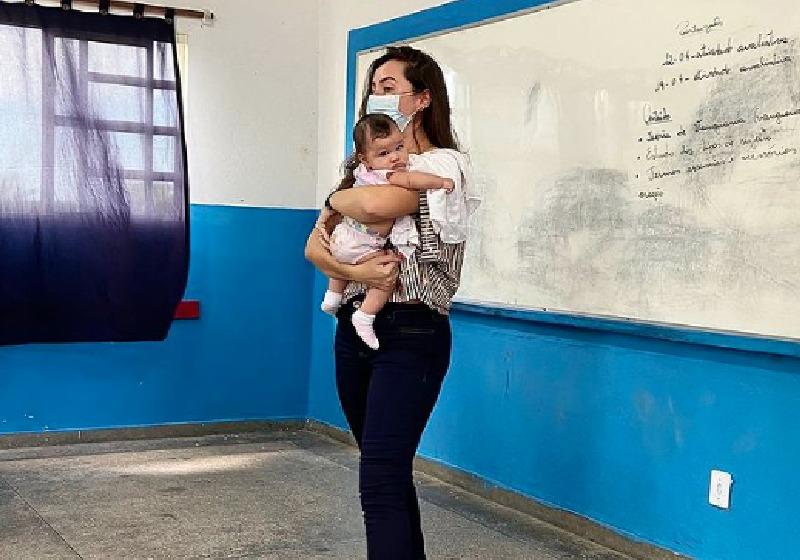 Professora segura bebê de aluna adolescente para ela estudar e foto viraliza