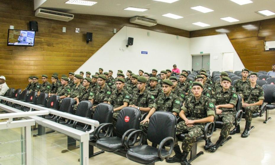 Atiradores lotam plenário da Câmara em comemoração ao Dia do Exército Brasileiro