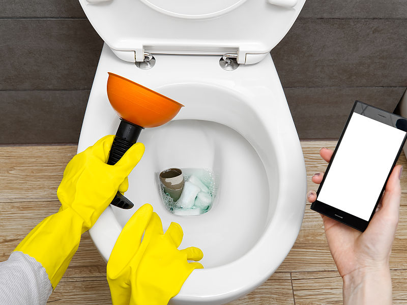 Seu vaso sanitário entupiu? Veja aqui 7 formas de resolver o problema!