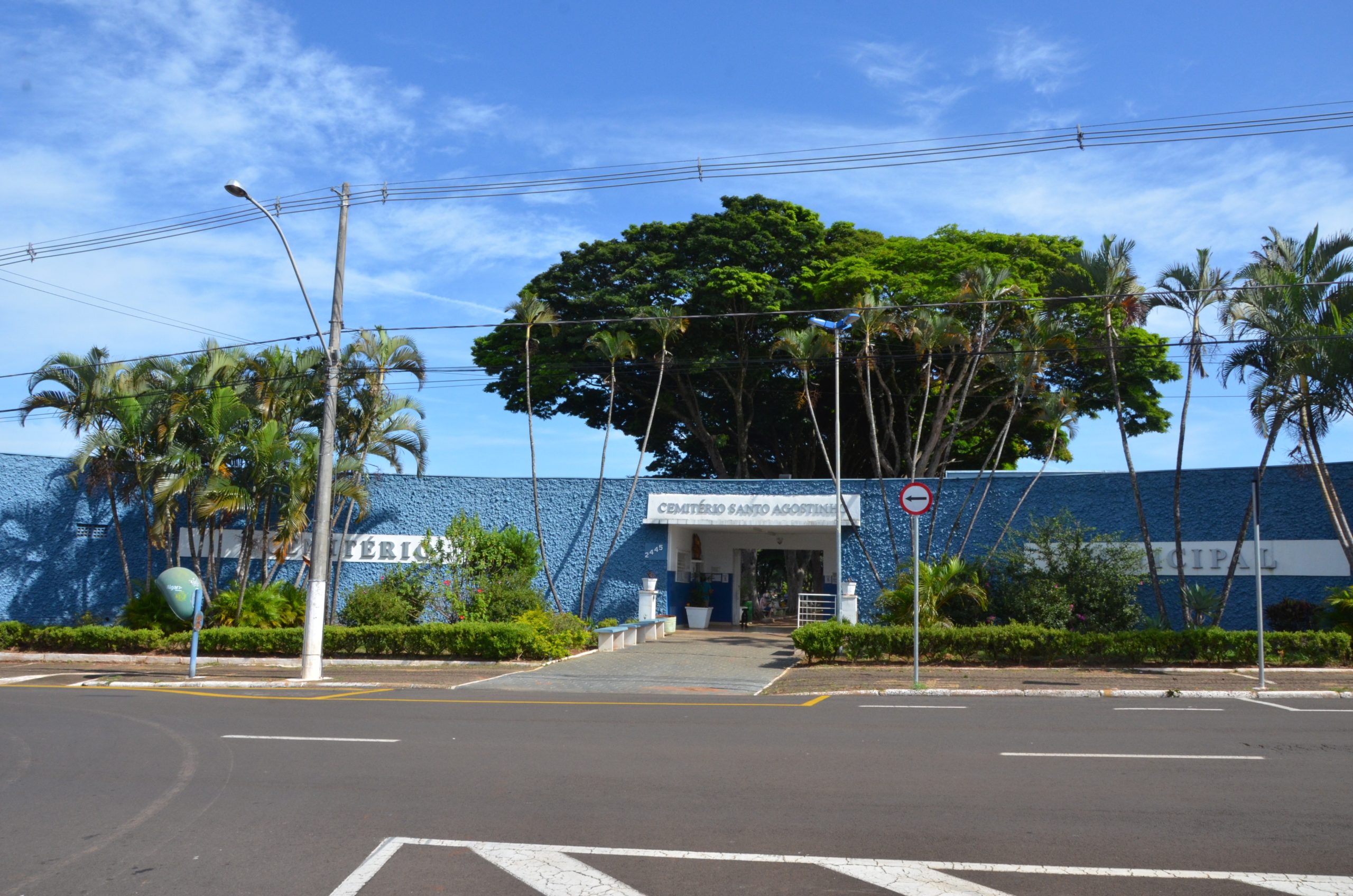 Em Franca, cemitérios recebem manutenção para visitação no Dia das Mães