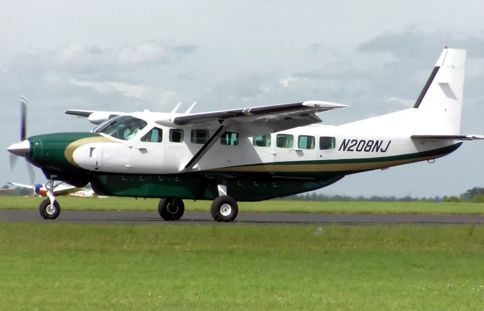 Piloto passa mal, e passageiro sem experiência em aviação faz pouso de emergência