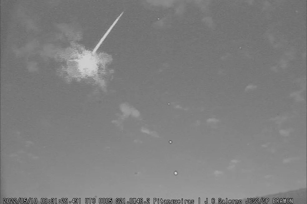 Meteoro explode no céu a 140 quilômetros de Franca. Veja as imagens captadas