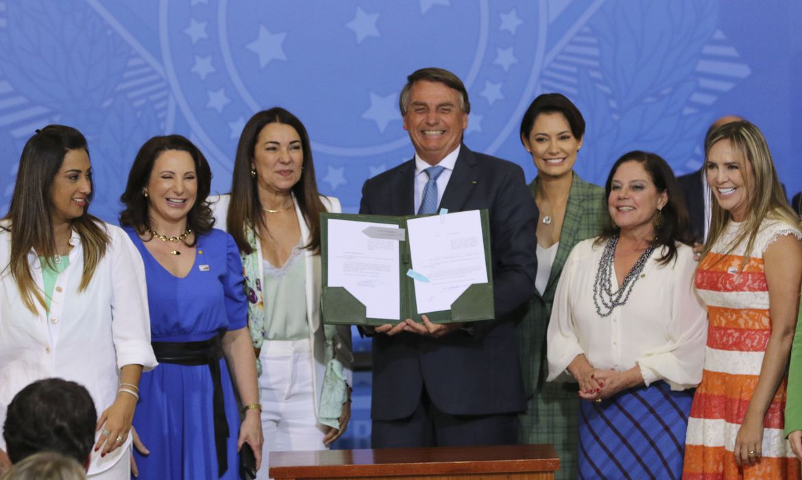 Bolsonaro assina medida que libera saque do FGTS para trabalhadoras pagarem creche