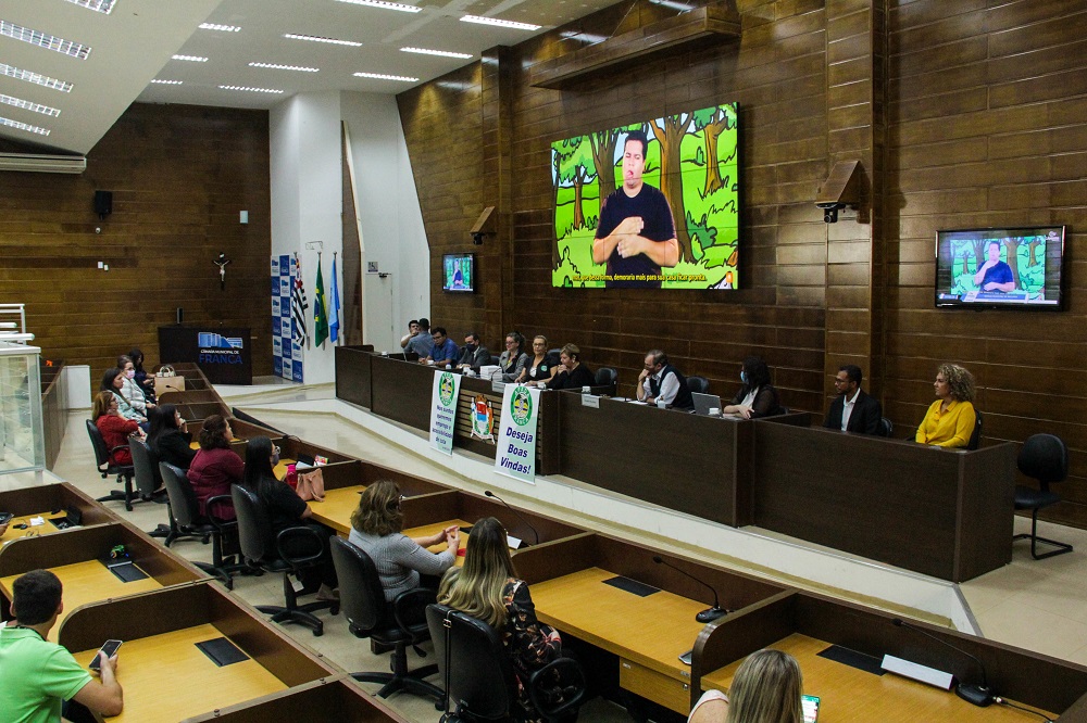 Promotoria, Câmara e ONG discutem inclusão de deficientes auditivos em Franca