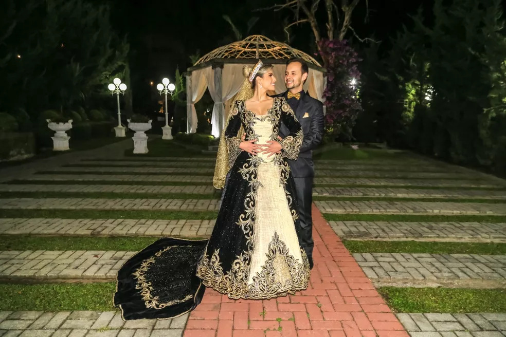 Fantasiada de rainha, ex-noiva faz festa de “descasamento” com ingressos esgotados