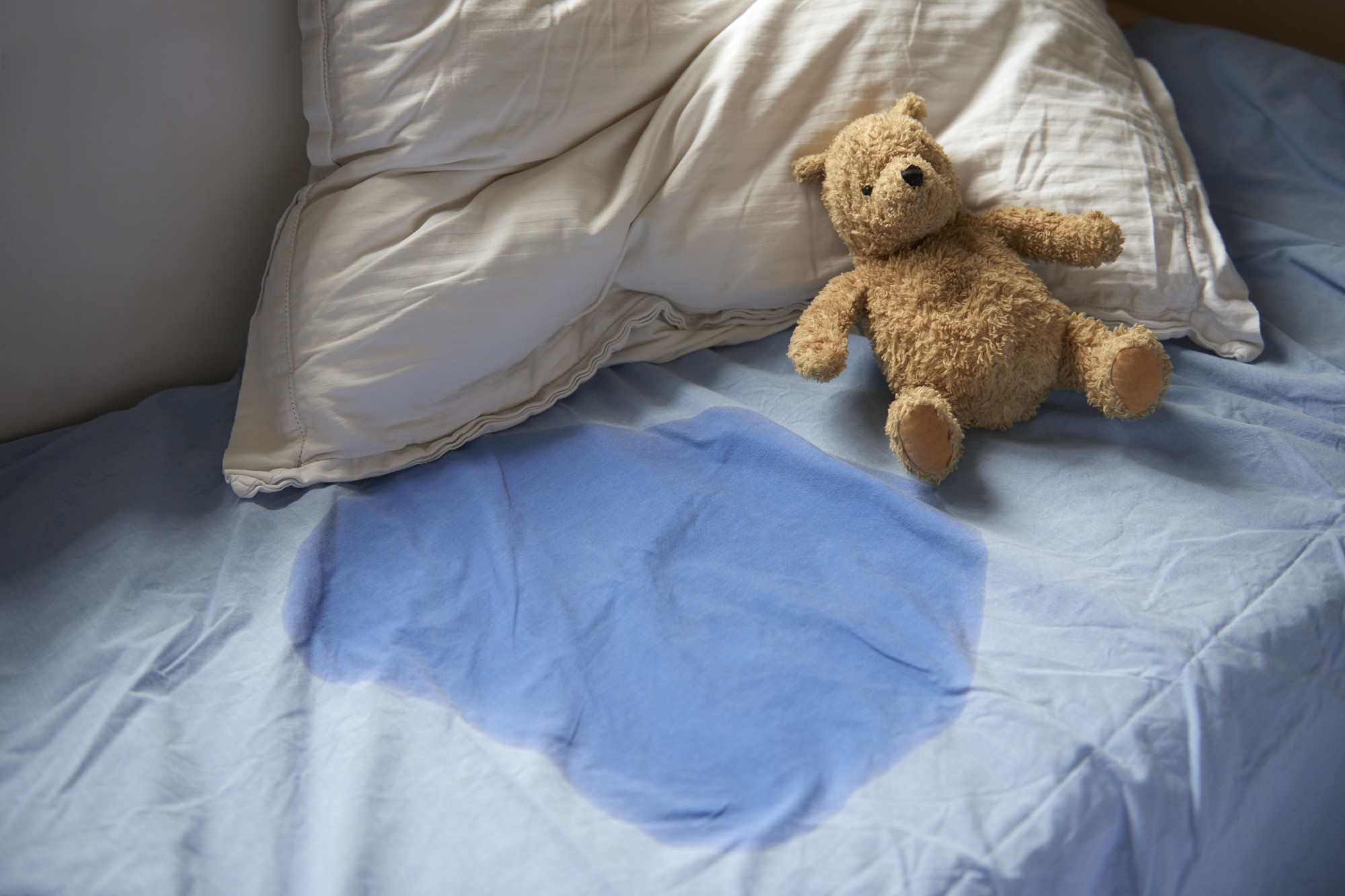 Estudo mostra que 10% de crianças e adolescentes entre 5 e 17 anos faz xixi na cama