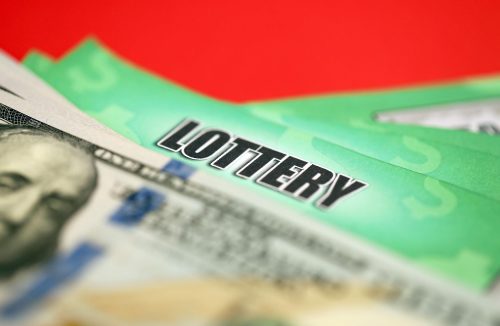 Mulher ganha R$ 20 milhões na loteria após receber dica de estranho em posto - Jornal da Franca