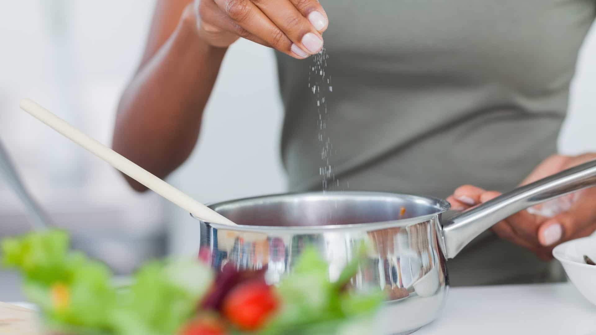 Errou a mão no sal? Calma, confira dicas para salvar a sua comida!