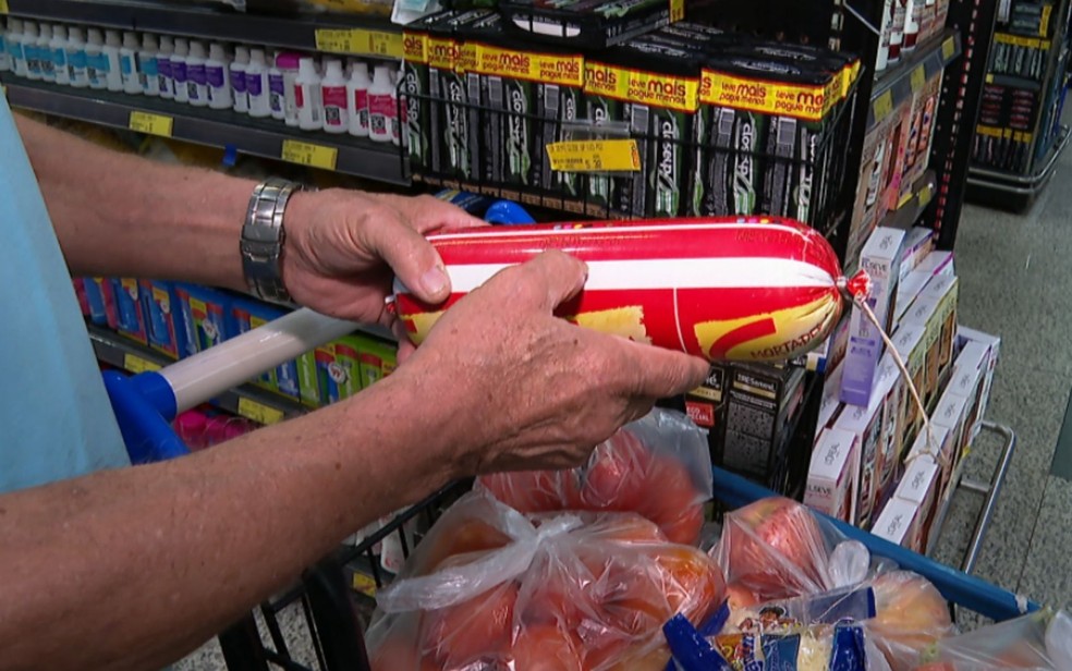 Para economizar, consumidor opta por comprar alimentos próximos do vencimento