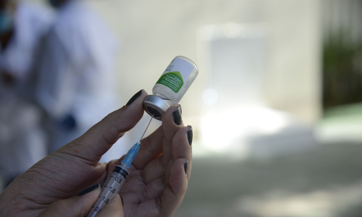 Governo libera a quarta dose contra o covid para pessoas a partir dos 50 anos