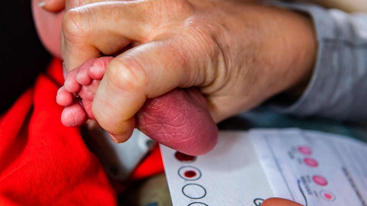 Teste do pezinho ampliado pode rastrear até 50 novas doenças, inclusive AME