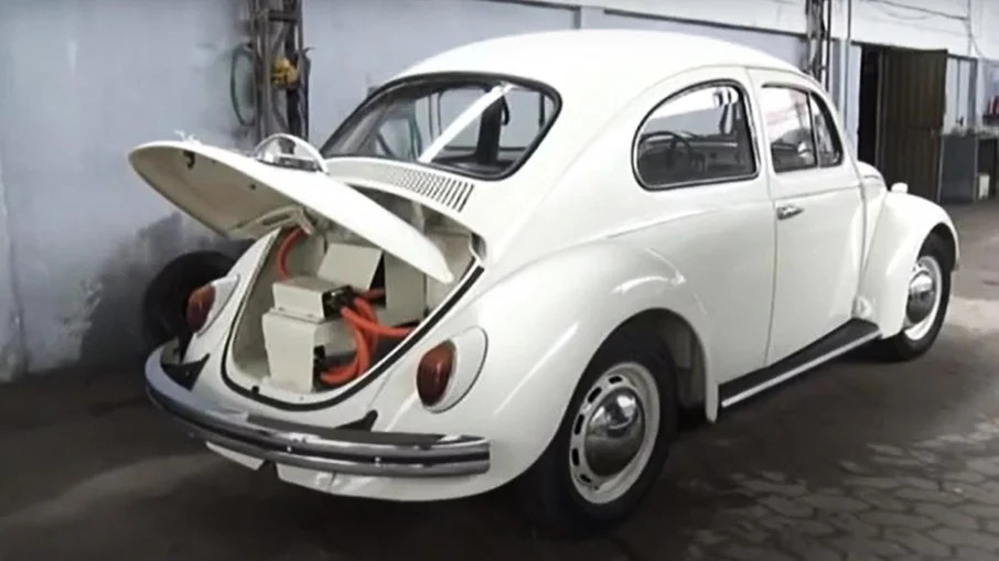 Engenheira transforma seu Fusca 72 em um carro 100% elétrico, com peças do mercado