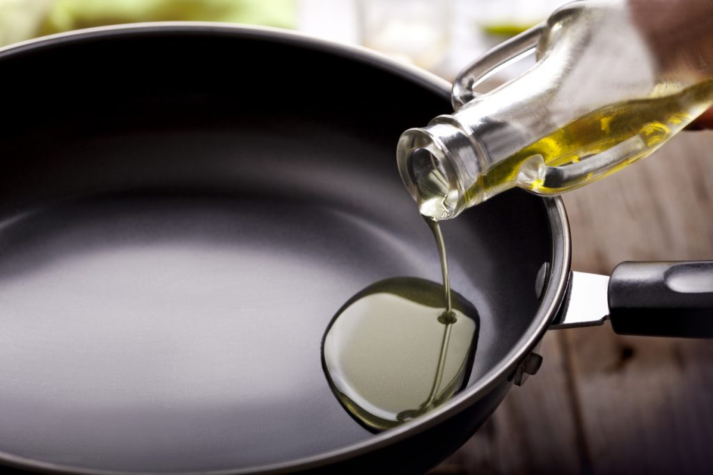 Saiba como preservar os nutrientes dos alimentos com o uso de azeite extravirgem