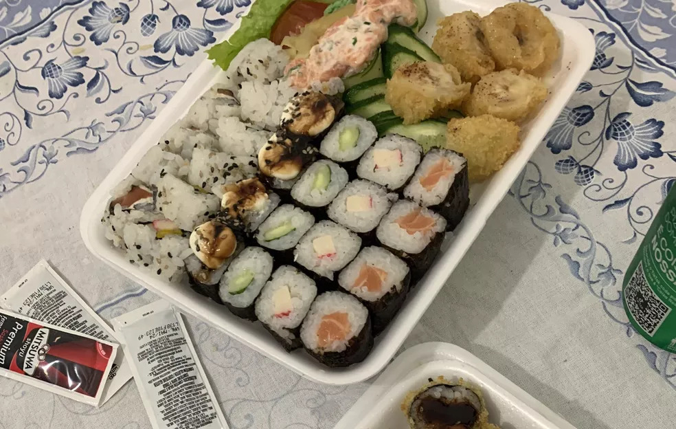 Dono de restaurante paga pensão para libertar entregador preso em delivery de sushi