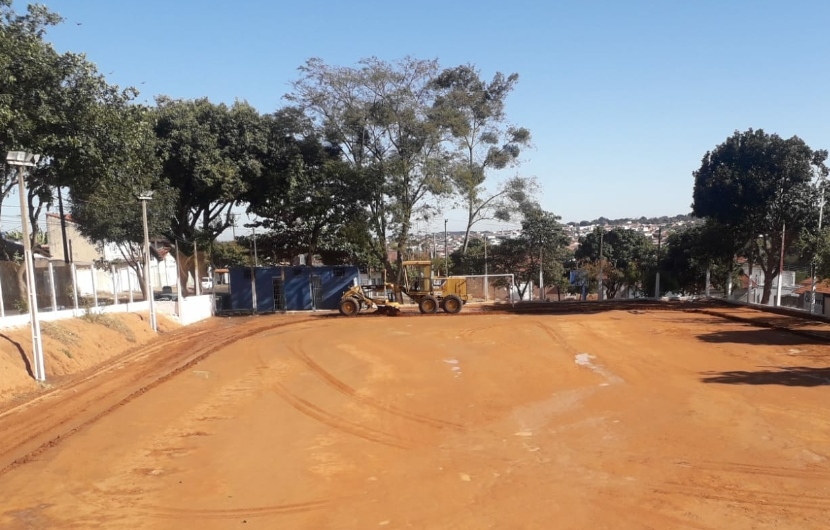 Campo do Pinheiros recebe manutenção; população comemora melhoria na praça esportiva