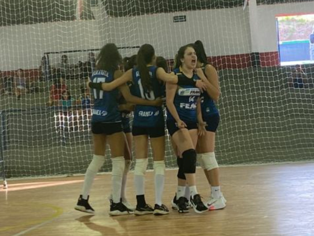 Meninas do vôlei feminino de Franca estreiam com vitória emocionante sobre Sorocaba