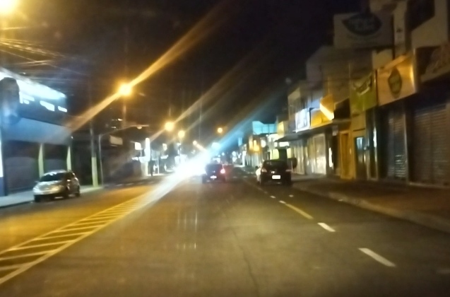 Semáforos da Avenida Brasil apagam e trânsito fica perigoso em trechos da via