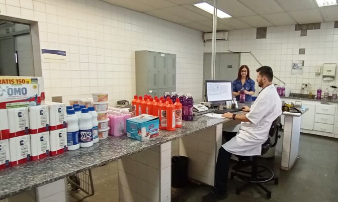 Ipem-SP detecta erros em 43% dos produtos de limpeza examinados em laboratório
