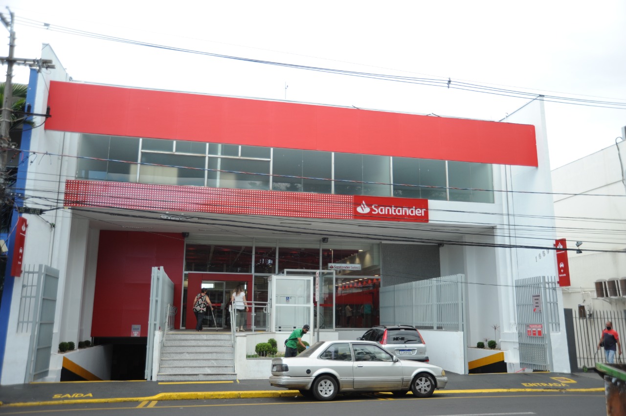 Santander amplia horário de atendimento das agências em duas horas: das 9h às 17h