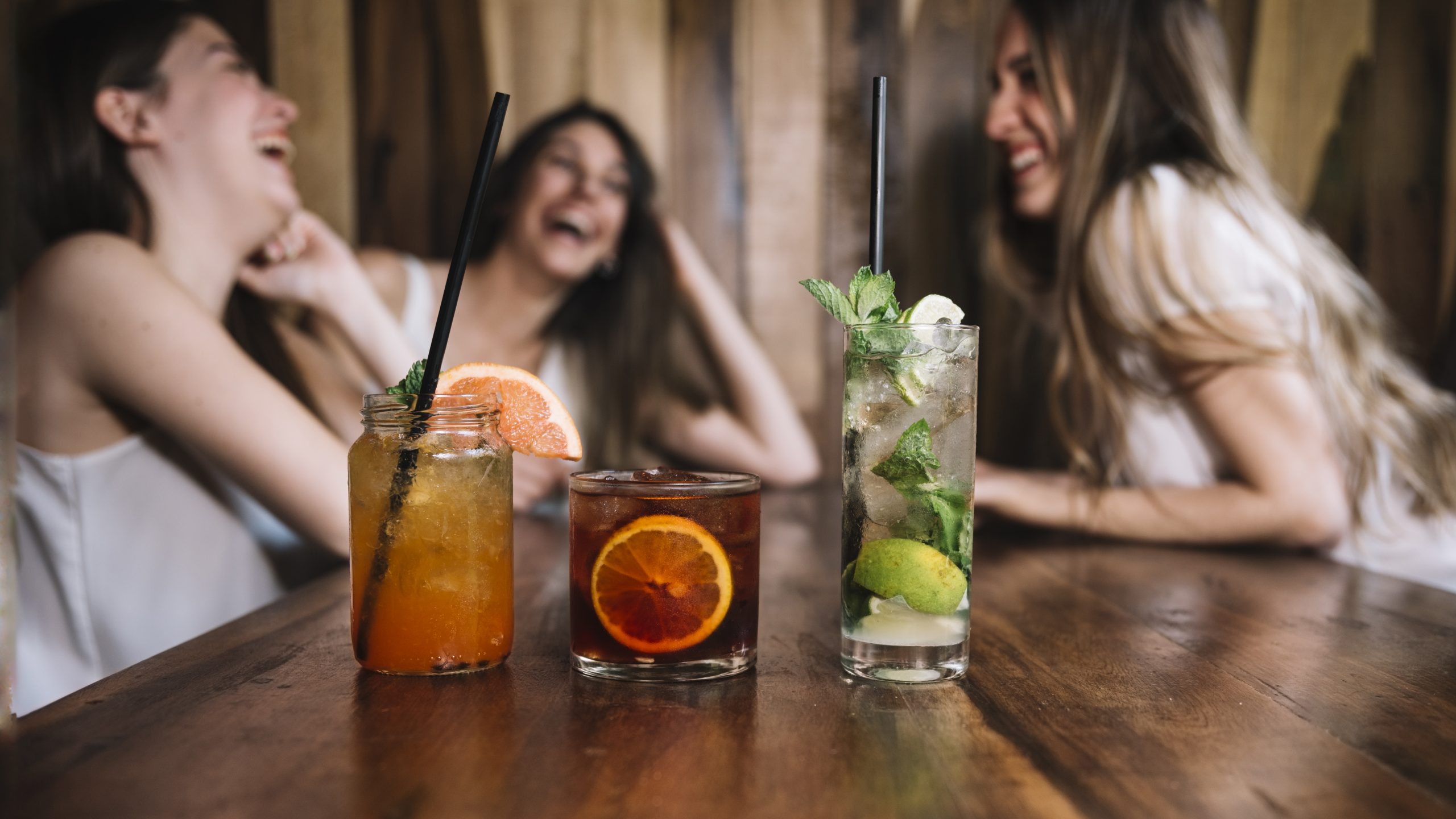 Sextou: Saiba as calorias escondidas nos seus drinques e bebidas preferidos!