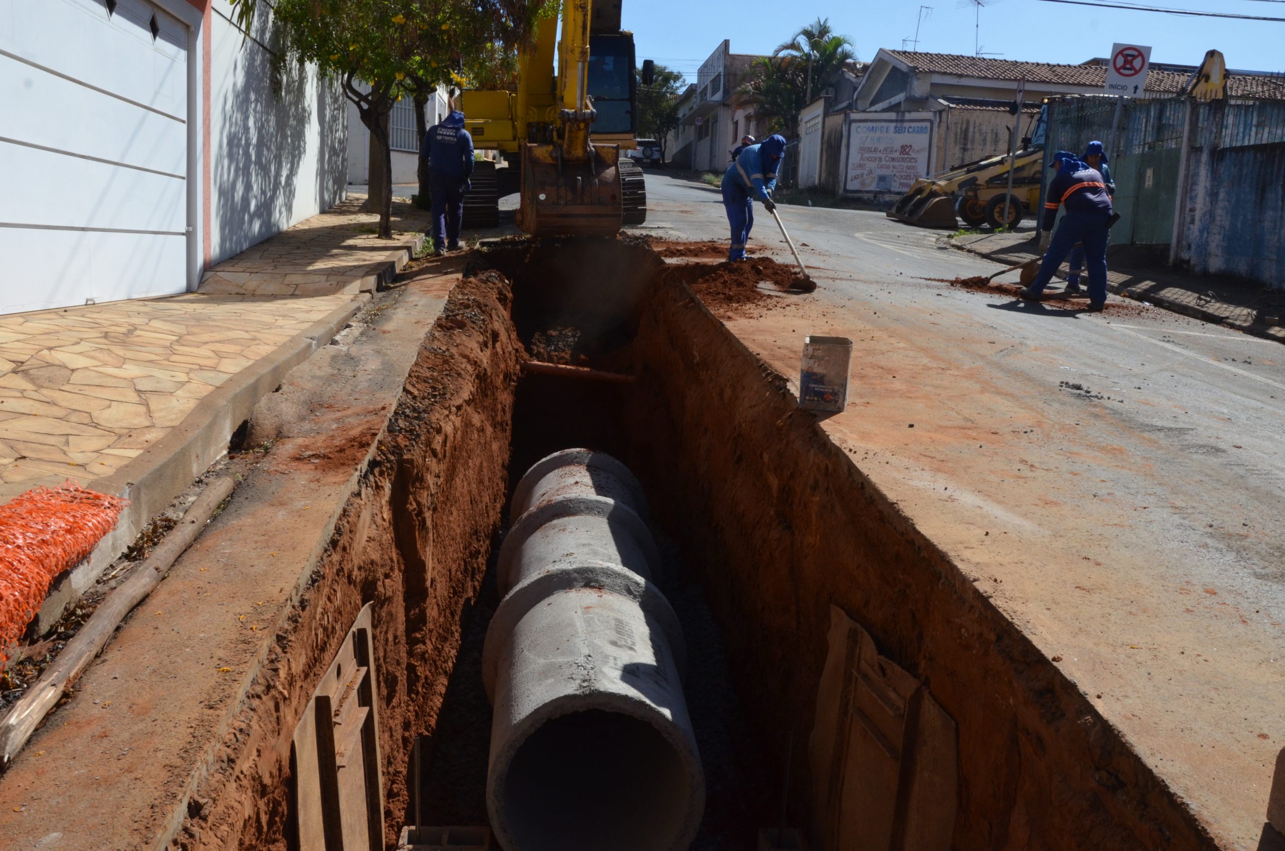 Obras para implantação de novas galerias seguem na rua Torquato Caleiro, em Franca