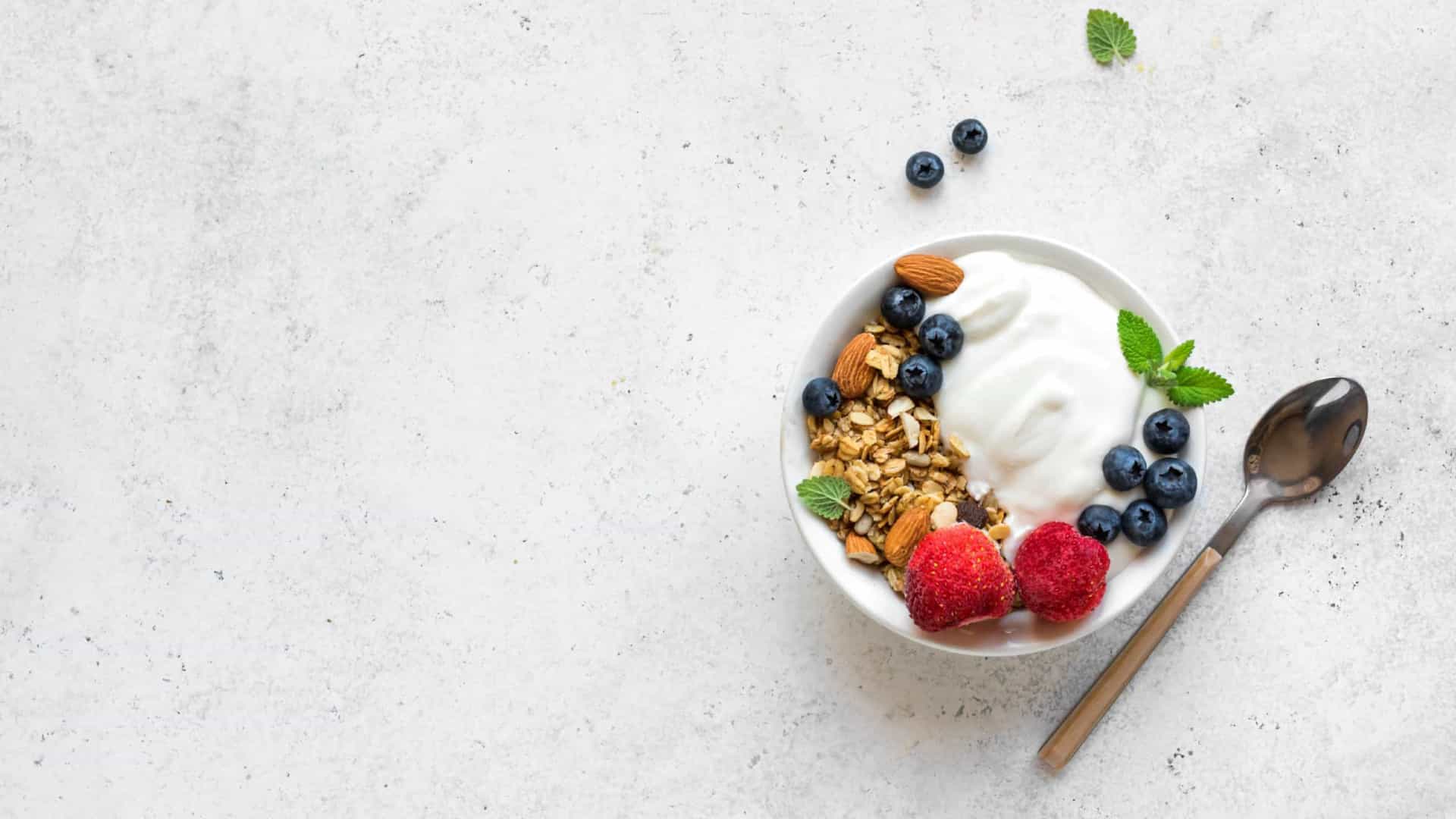 Acordou inchado? Experimente adicionar estes alimentos ao café da manhã!