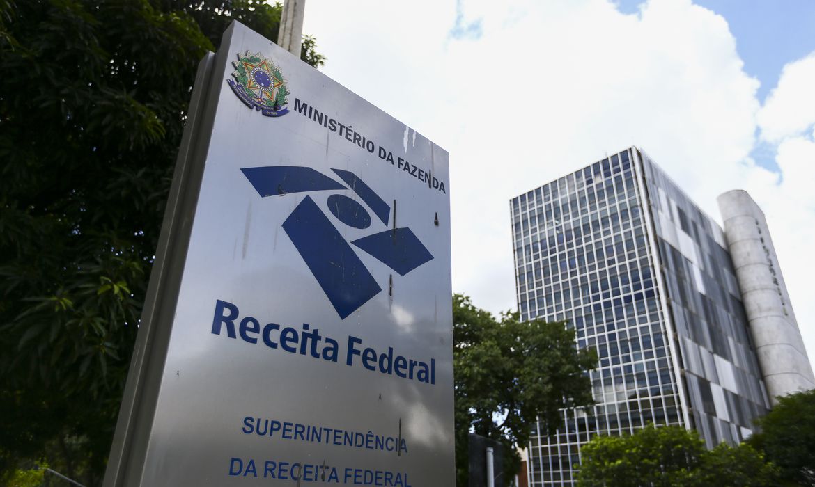 Receita Federal emite alerta de golpes sobre a venda de produtos com desconto