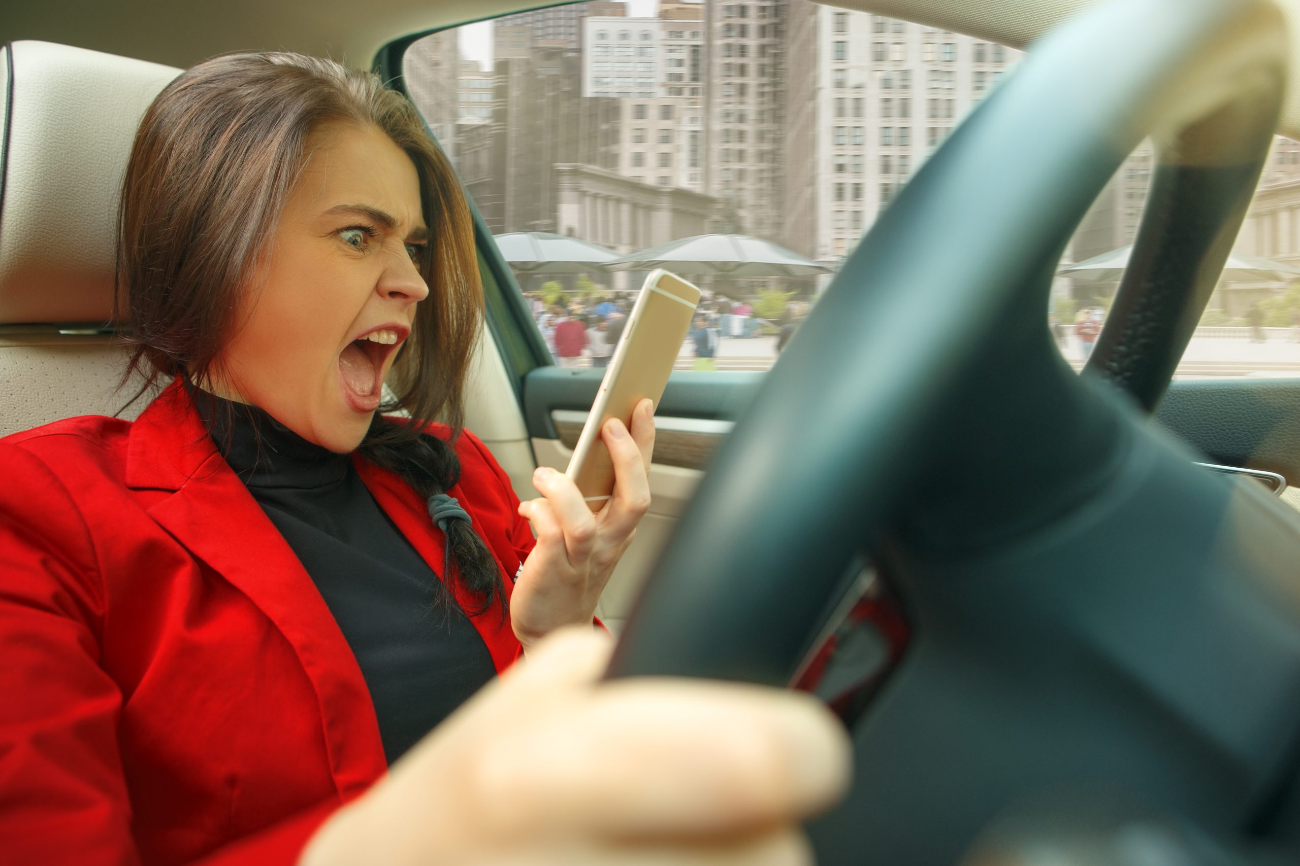 Dirigir com raiva pode prejudicar motoristas; veja como manter a calma ao volante