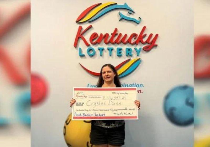 Mulher ganha R$ 800 mil na loteria e distribui para desconhecidos, por generosidade!