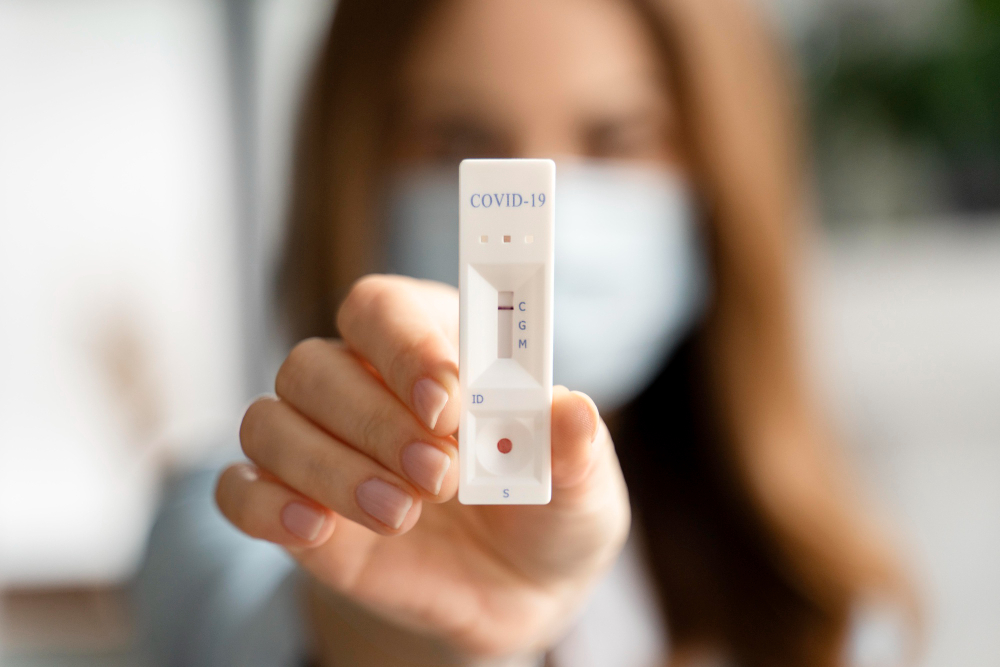 Covid: baixa adesão à 3ª dose e queda de proteção natural causam novo pico de casos