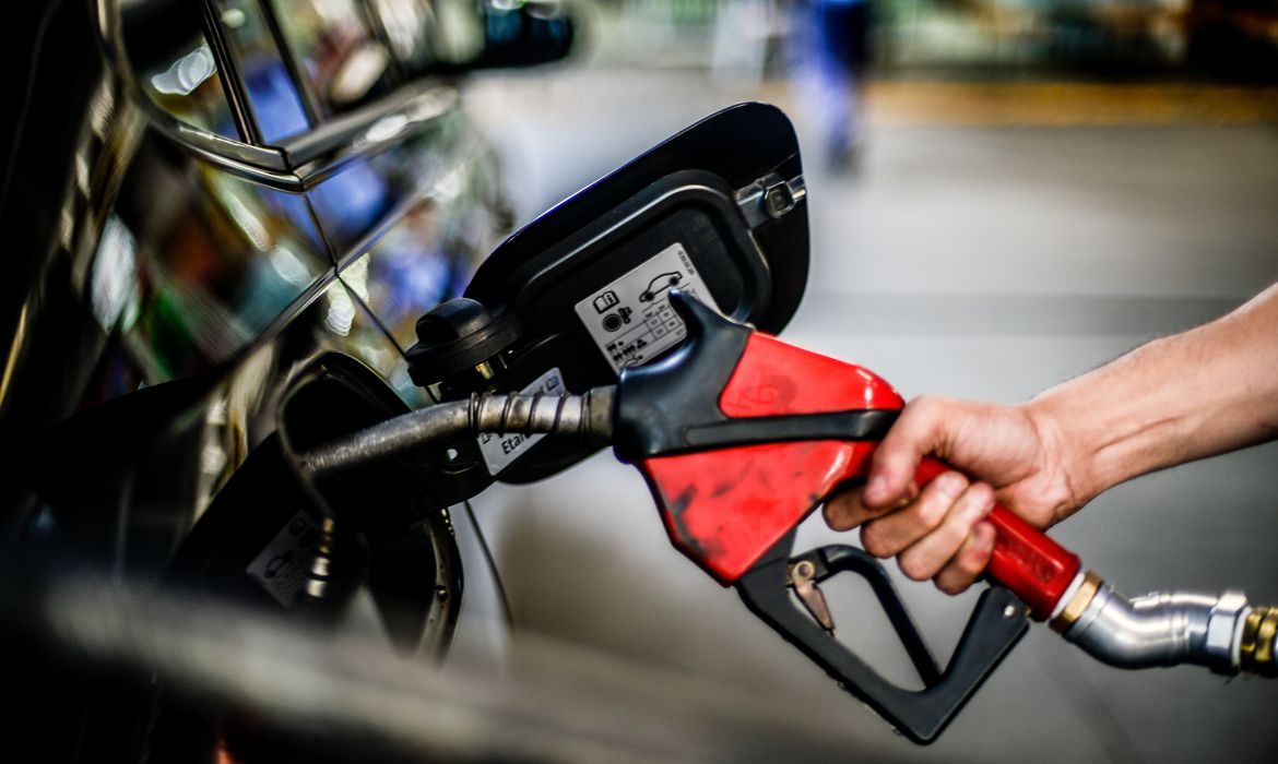 Gasolina quase a R$ 7? Veja dicas para economizar combustível