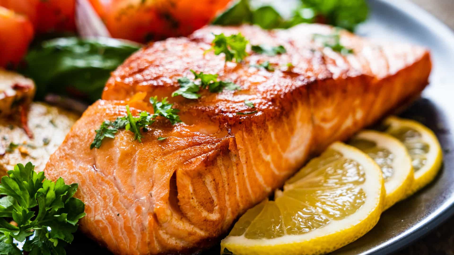 Conheça três benefícios do salmão que o tornam um alimento ‘mágico’!