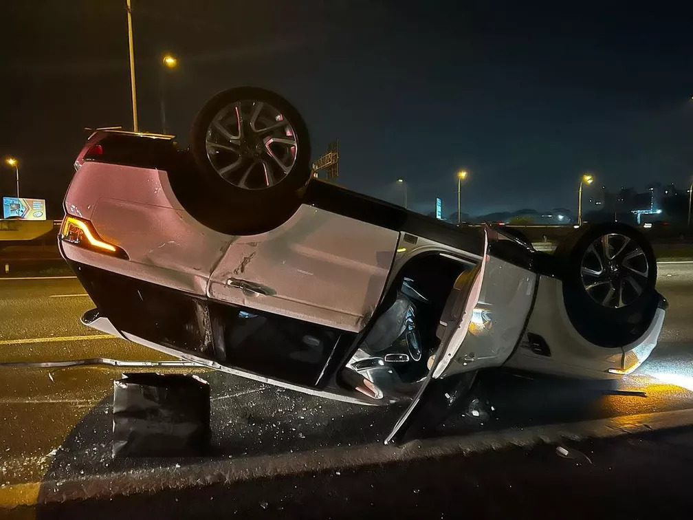 Paula Fernandes capota carro em SP: “Só sei que eu tô viva e que eu renasci”, disse