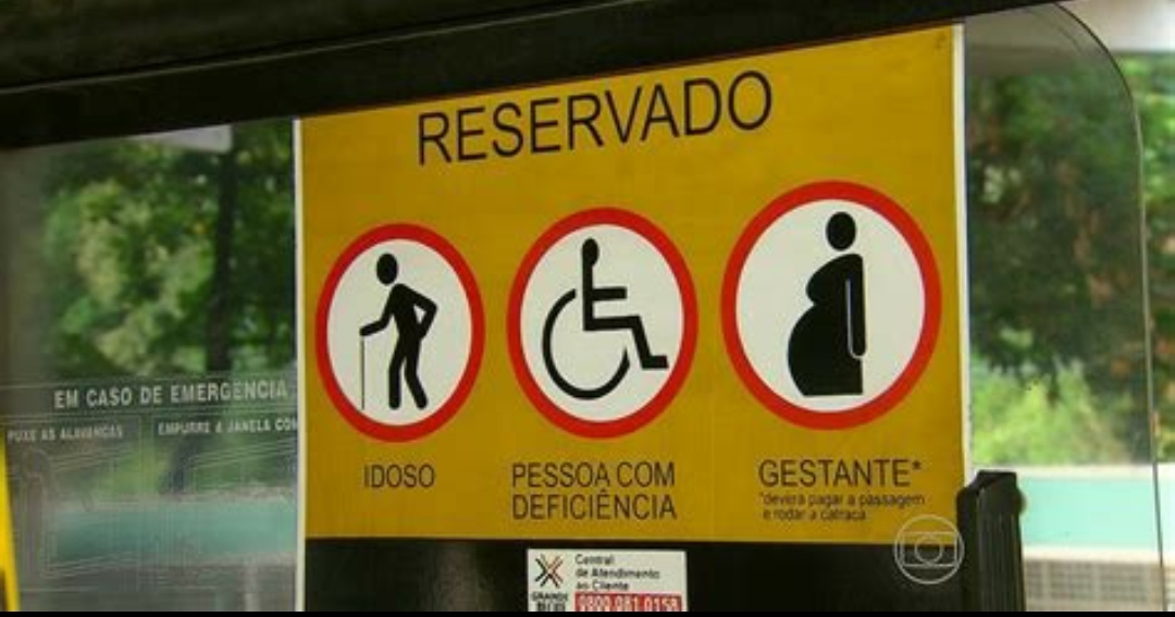 Projeto de lei cria assento preferencial a acompanhantes de deficientes em cinemas