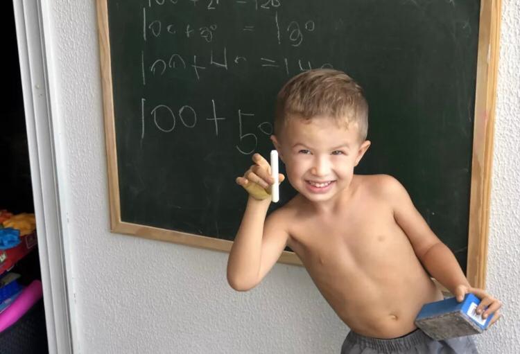 Menino se torna bilingue aos 3 anos e, aos 5, entra no clube mundial de superdotados