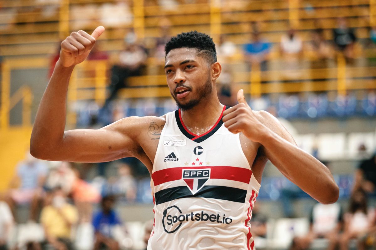 Times brasileiros se enfrentam em competição internacional de basquete neste sábado