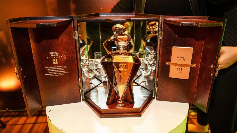 Mais cara do Brasil, cachaça envelhecida por 21 anos custa R$ 13 mil a garrafa