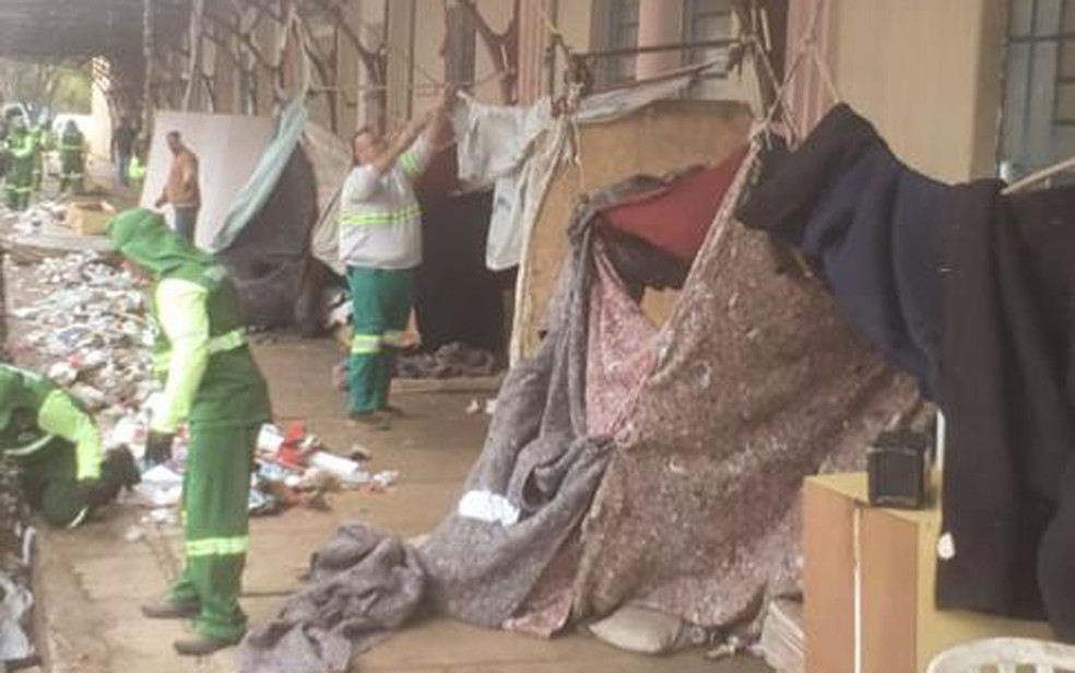 Prefeitura de Franca retira moradores de rua do prédio da antiga Mogiana