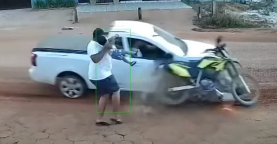 Pai salva bebê de atropelamento segundos antes de carro desgovernado atingir moto