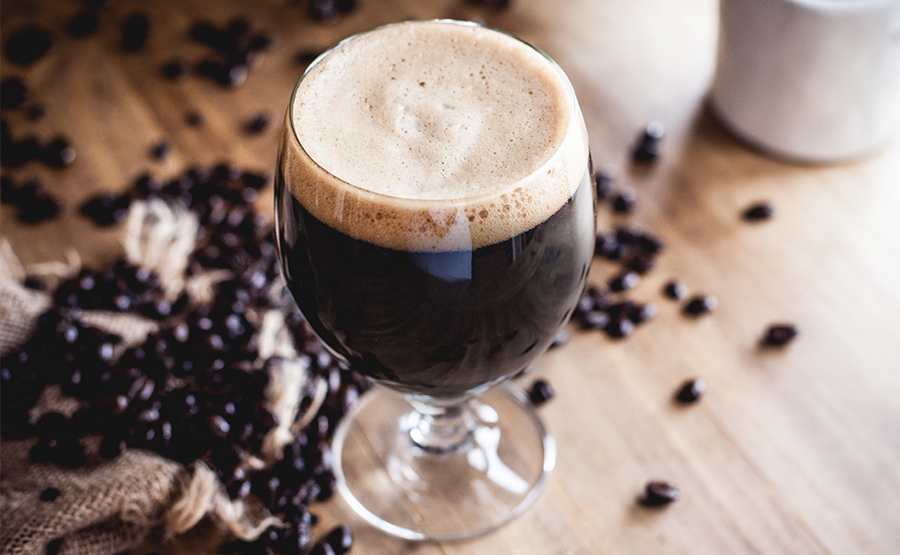 Empresa junta duas paixões e lançamento da cerveja de café agita a internet