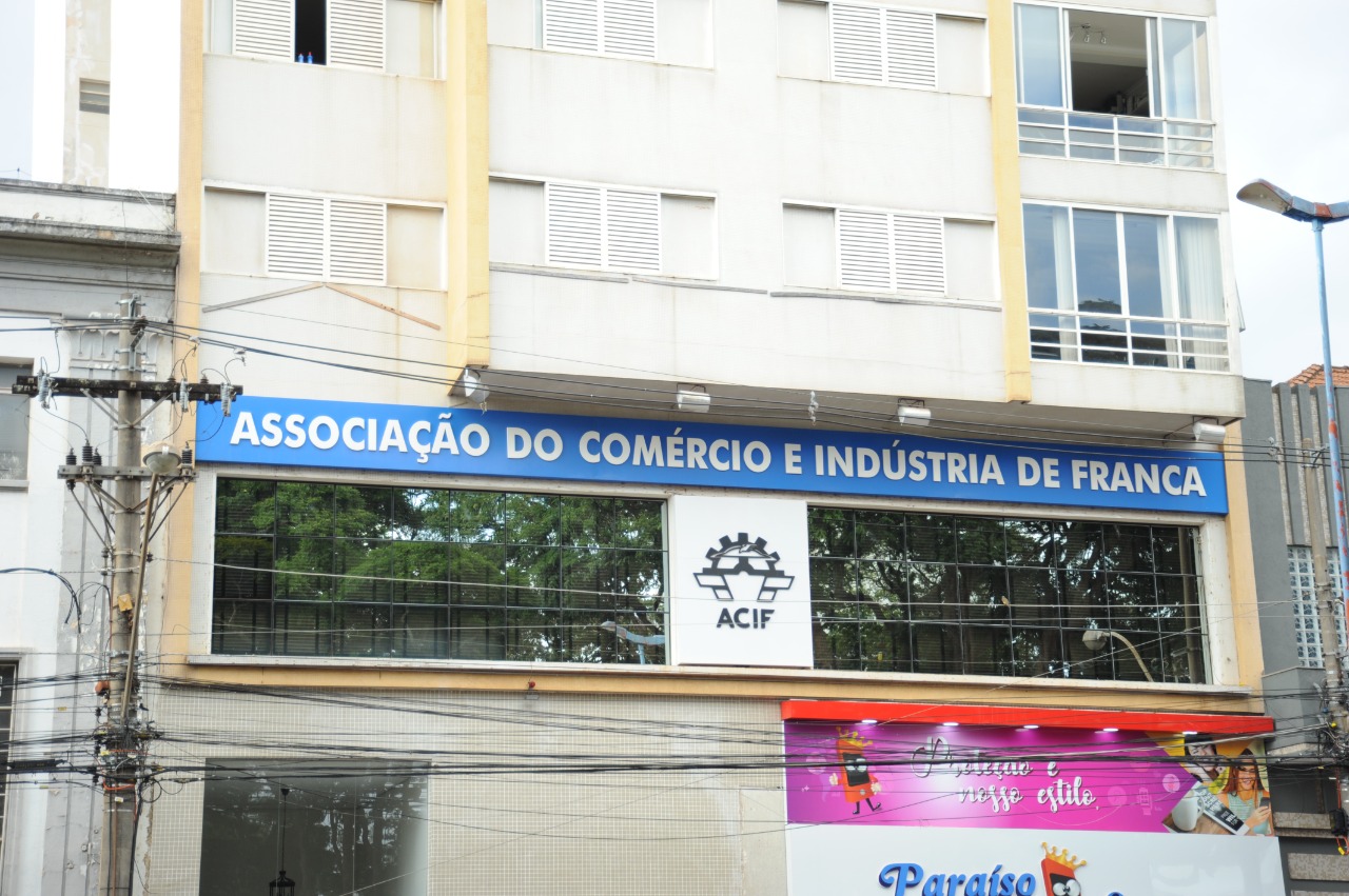 Promotores não acham irregularidades e arquivam representação da iluminação de Natal