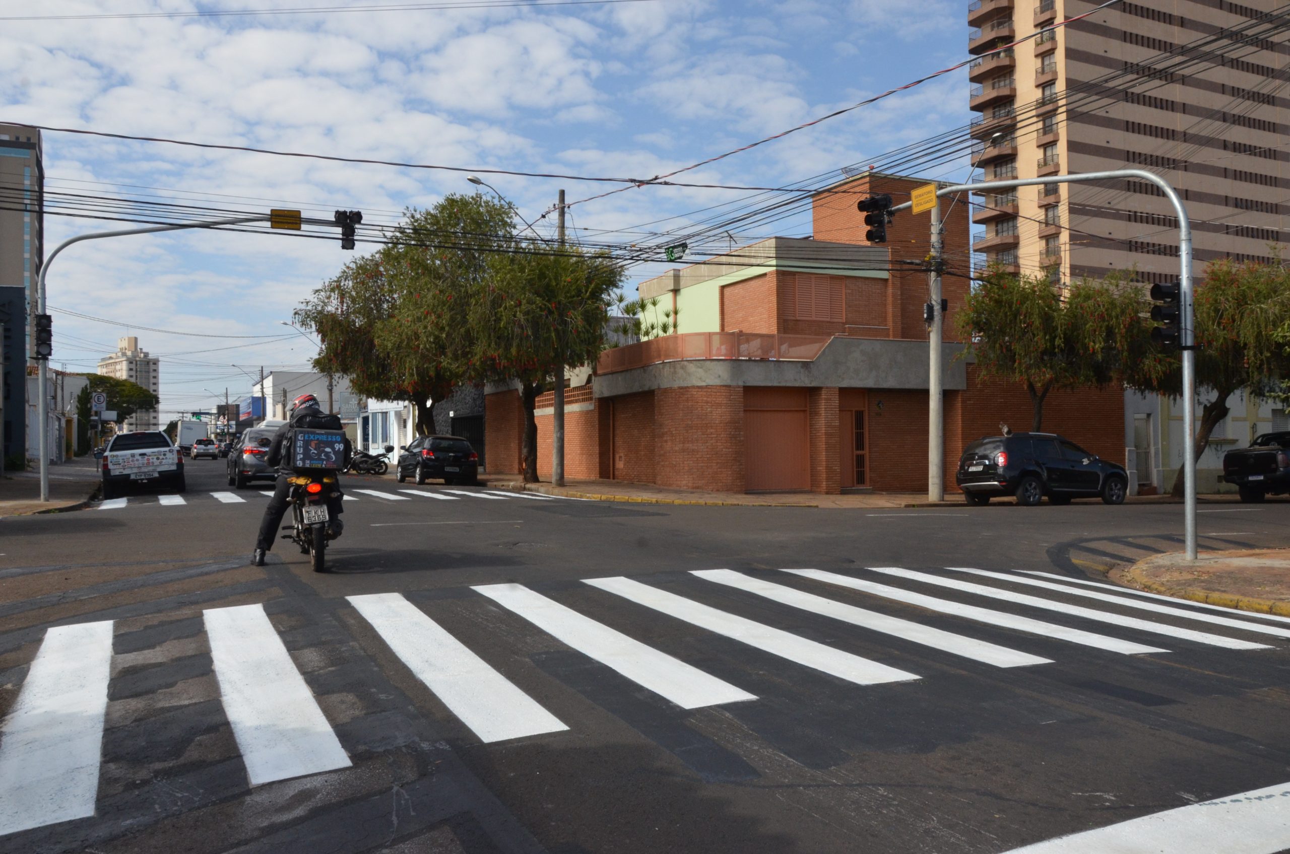 Ruas do bairro Cidade Nova, em Franca, recebem a instalação de novos semáforos