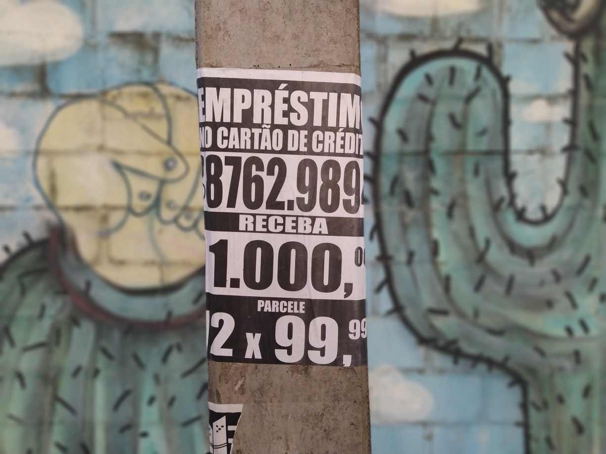 Empresas usam cartão de crédito para oferecer empréstimo ilegal e com juros abusivos