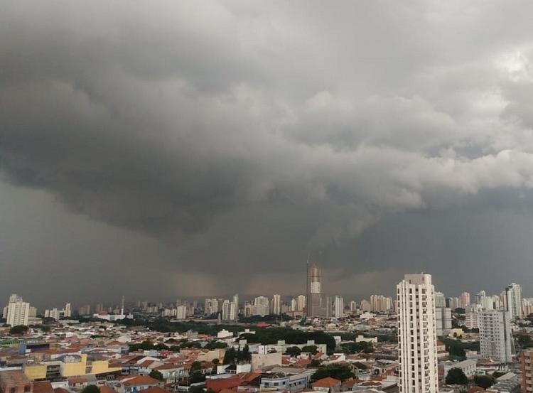 Quando volta a chover? Forte frente fria avança pelo país no fim do mês