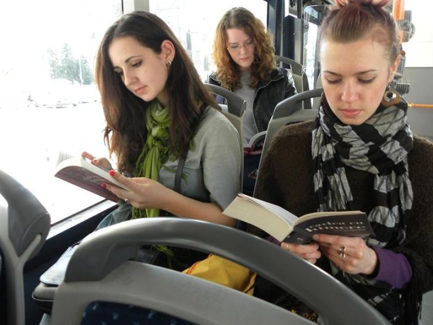 Ler no ônibus faz mesmo mal para a visão? Especialistas respondem!