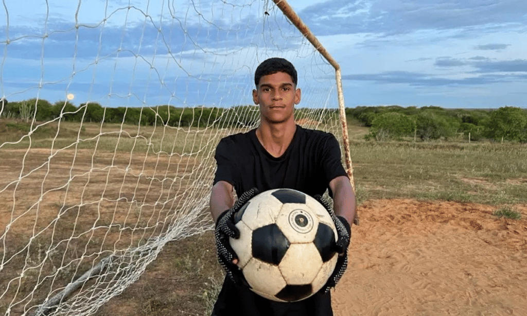 Luva de Pedreiro é proibido de usar camisas da Seleção Brasileira e CR7; entenda