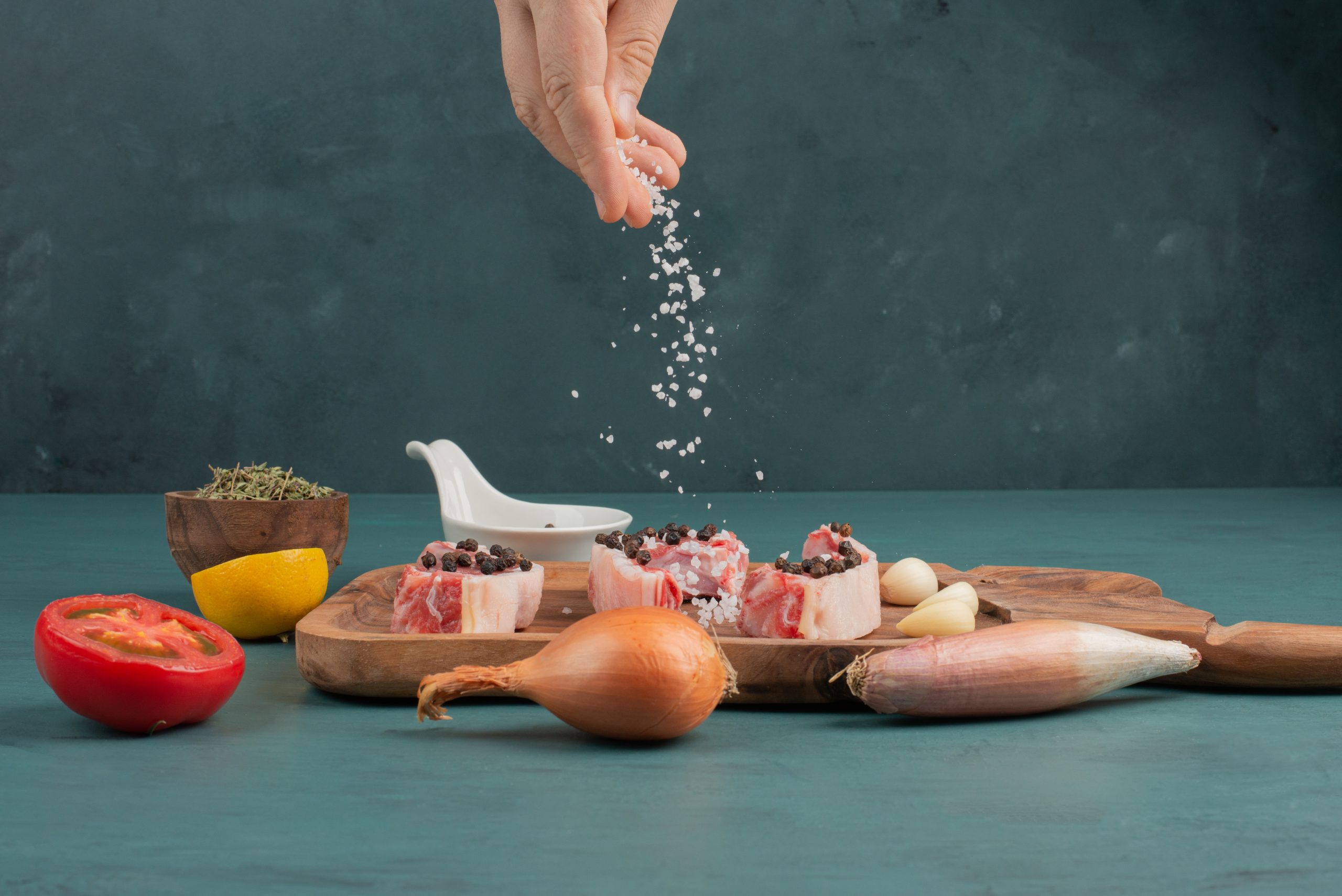 Colocar mais sal na sua comida pode te fazer viver menos, sabia? Entenda o motivo!