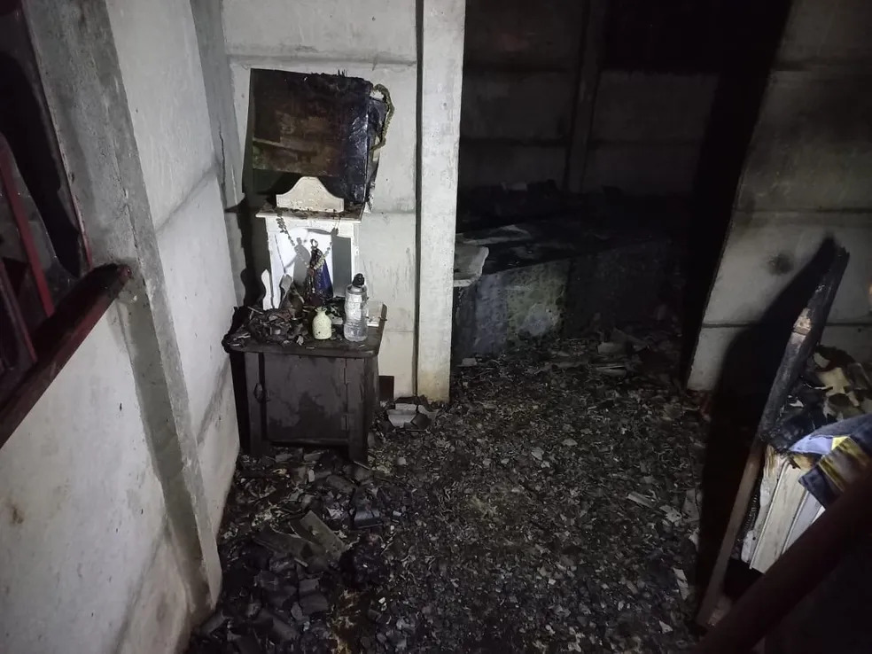 Imagem de Nossa Senhora Aparecida e terço ficam intactos após casa pegar fogo