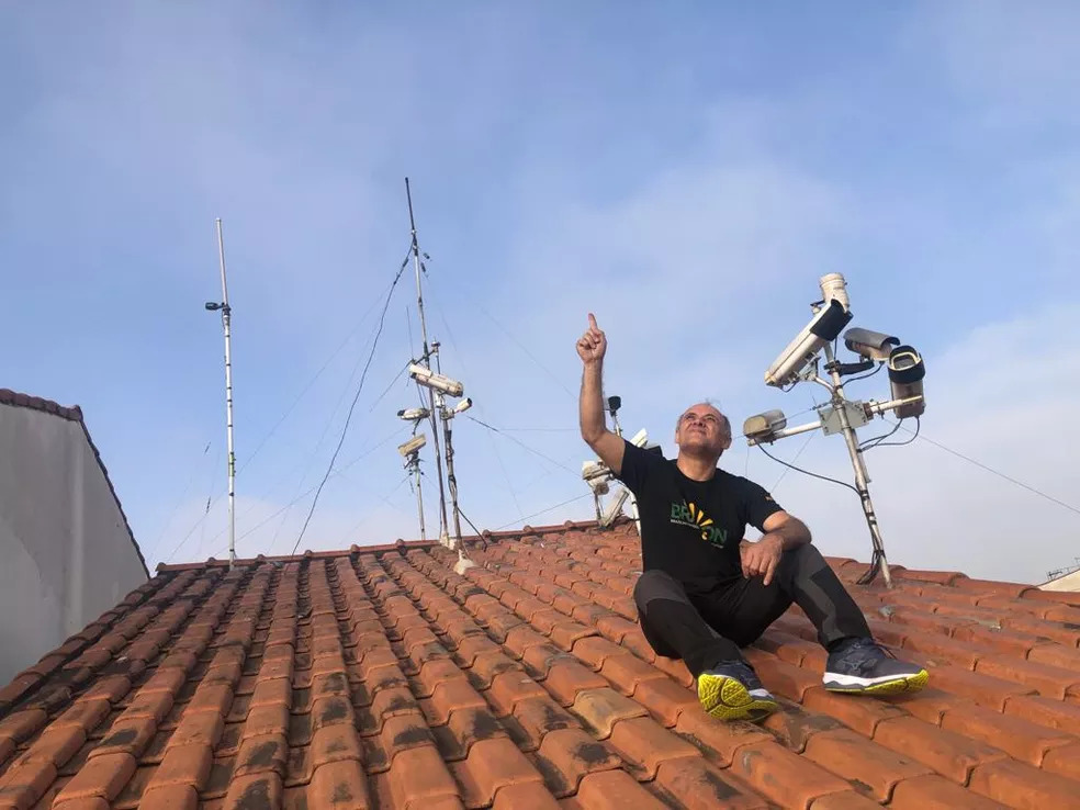 Astrônomo amador instala 20 câmeras no telhado e grava 5 mil estrelas cadentes