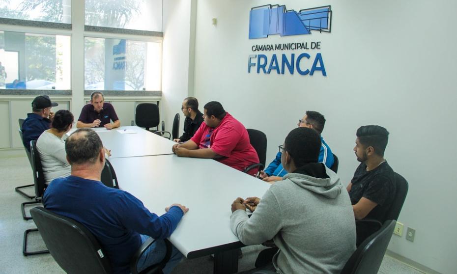 Motoristas de aplicativos discutem regulamentação de serviços de transporte